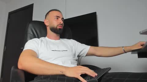 Snapshot of michaelevansx chatting on September 2025 08:25:01 PM MichaelEvansx online show from September 2025 08:25:01 PM