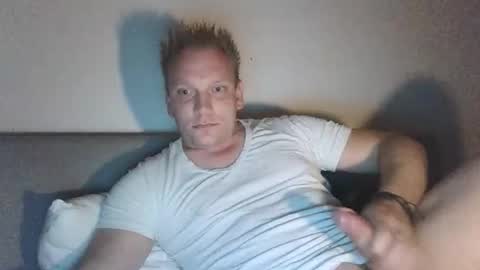 Snapshot of mickkxl chatting on October 2025 10:21:02 PM mickkxl online show from October 2025 10:21:02 PM