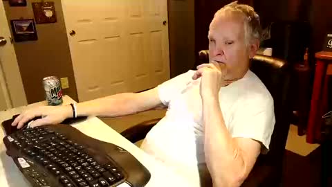 Snapshot of midwestdad09 chatting on October 2025 09:59:01 PM midwestdad09 online show from October 2025 09:59:01 PM