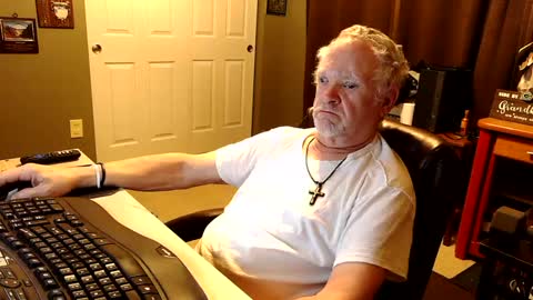 Snapshot of midwestdad09 chatting on October 2025 09:32:01 AM midwestdad09 online show from October 2025 09:32:01 AM