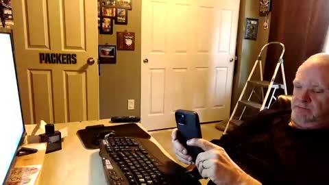 Snapshot of midwestdad09 chatting on October 2025 03:13:02 PM midwestdad09 online show from October 2025 03:13:02 PM