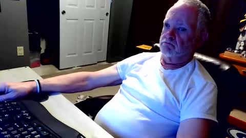 Snapshot of midwestdad09 chatting on December 2025 11:37:01 AM midwestdad09 online show from December 2025 11:37:01 AM