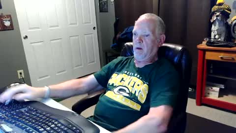 Snapshot of midwestdad09 chatting on June 2026 07:43:02 AM midwestdad09 online show from June 2026 07:43:02 AM