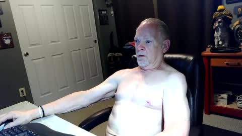 Snapshot of midwestdad09 chatting on June 2026 06:49:01 AM midwestdad09 online show from June 2026 06:49:01 AM