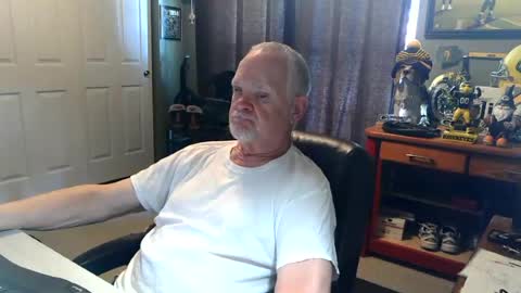 Snapshot of midwestdad09 chatting on June 2026 06:44:01 PM midwestdad09 online show from June 2026 06:44:01 PM