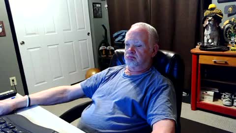 Snapshot of midwestdad09 chatting on June 2026 06:10:02 AM midwestdad09 online show from June 2026 06:10:02 AM