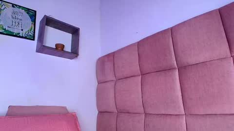 Mia  online show from September 2025 11:54:01 AM