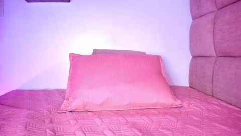 Mia  online show from September 2025 11:55:02 AM