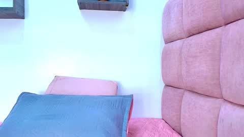 Mia  online show from September 2025 11:57:01 AM