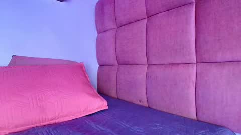 Mia  online show from September 2025 11:58:01 AM