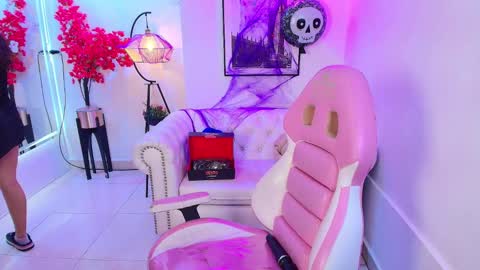 Miia online show from October 2025 07:48:01 PM