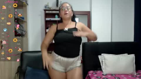 Snapshot of miia_big1boobs chatting on February 2025 02:17:02 AM miia big1boobs online show from February 2025 02:17:02 AM