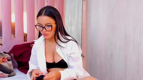 Mia  online show from September 2025 10:08:02 AM