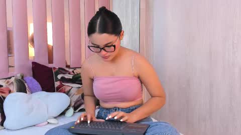 Mia  online show from October 2025 10:29:01 AM