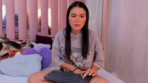 Mia  online show from November 2025 02:18:01 PM