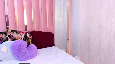 Mia  online show from November 2025 12:05:02 PM