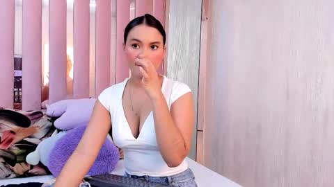 Mia  online show from November 2025 10:59:01 AM