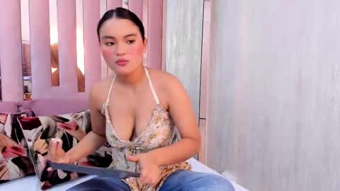 Mia  online show from November 2025 10:59:01 AM