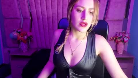 Snapshot of miia_scarlett_ chatting on September 2025 09:15:02 PM MiaScarlet online show from September 2025 09:15:02 PM