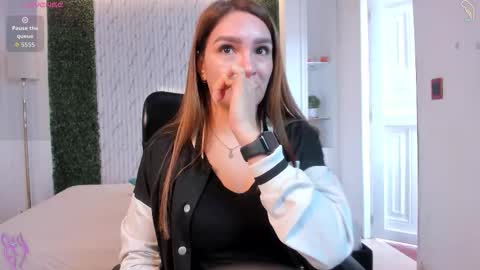 Miia 3 online show from November 2025 12:38:01 PM