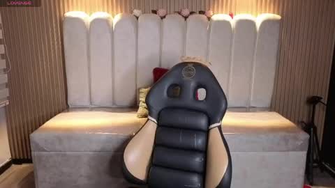 miiaa_evans1 online show from April 2026 08:26:01 PM