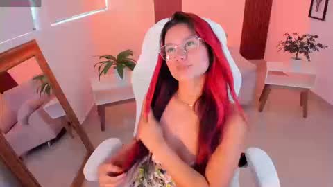 Mia  online show from September 2025 01:43:02 PM