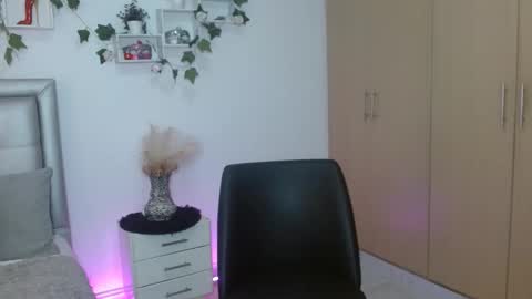 miiaa_k online show from April 2026 09:40:01 AM