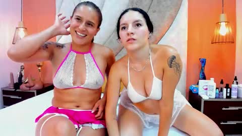 Snapshot of miiayzoe chatting on October 2025 03:29:01 AM Mia y Zoe online show from October 2025 03:29:01 AM