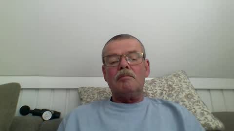 Snapshot of mikael42 chatting on May 2026 01:06:01 PM mikael42 online show from May 2026 01:06:01 PM