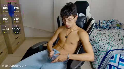 Snapshot of mike_pineapple chatting on June 2026 03:31:01 AM Mike Pineapple online show from June 2026 03:31:01 AM