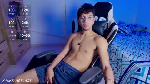 Snapshot of mike_pineapple chatting on June 2026 03:46:01 AM Mike Pineapple online show from June 2026 03:46:01 AM