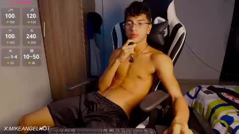 Snapshot of mike_pineapple chatting on July 2026 03:54:01 AM Mike Pineapple online show from July 2026 03:54:01 AM