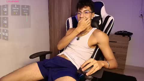 Snapshot of mike_pineapple chatting on July 2026 03:56:02 AM Mike Pineapple online show from July 2026 03:56:02 AM