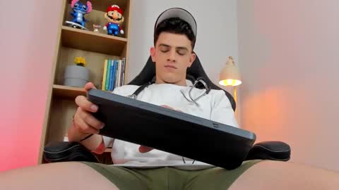 Snapshot of mikecooper_ chatting on March 2026 04:05:01 AM Mike Cooper online show from March 2026 04:05:01 AM