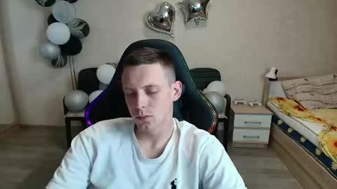 Snapshot of mikimaus0101 chatting on June 2026 12:32:02 AM Michael online show from June 2026 12:32:02 AM