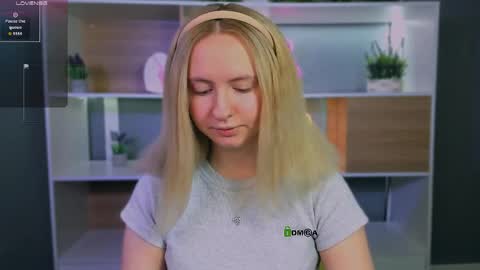 mila_glow online show from April 2026 07:01:01 PM