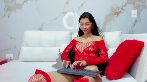 Snapshot of milaa_petite chatting on February 2025 01:04:02 AM online show from February 2025 01:04:02 AM