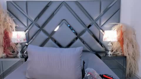 milan_lewiss online show from September 2025 06:44:02 PM