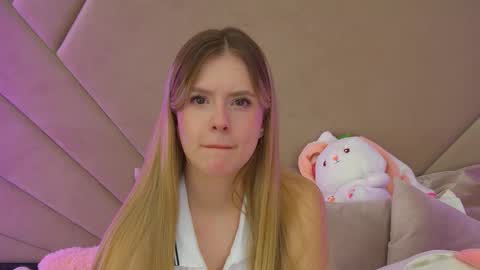 Snapshot of milanabalmain chatting on November 2025 04:18:01 PM MilanaBalmain online show from November 2025 04:18:01 PM