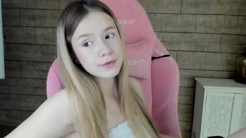 Snapshot of milanabalmain chatting on November 2025 04:22:02 AM MilanaBalmain online show from November 2025 04:22:02 AM