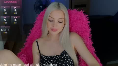 Snapshot of milanafox_ chatting on December 2024 12:12:01 AM Lana online show from December 2024 12:12:01 AM