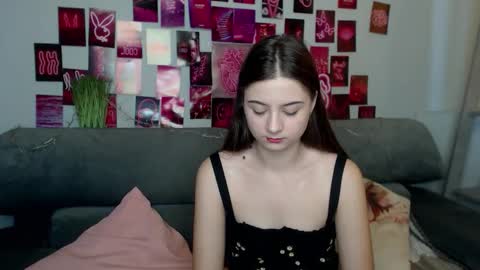 milanaroz online show from September 2025 05:11:02 AM