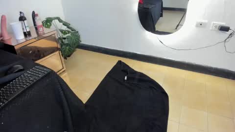 Snapshot of milanhtx2 chatting on February 2025 09:38:01 PM milanx2 online show from February 2025 09:38:01 PM