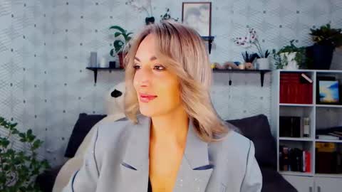 MillaXQueen online show from November 2025 03:23:02 PM