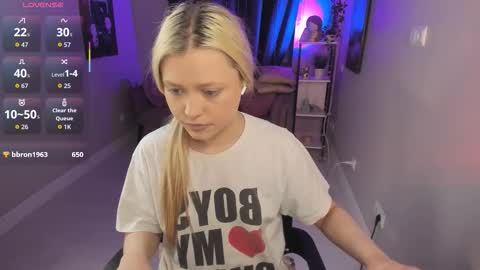 Snapshot of millie_vanillie chatting on October 2025 09:02:01 PM Millie online show from October 2025 09:02:01 PM