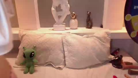 Snapshot of milu_w4llace chatting on October 2025 01:02:02 AM Milu Wallace online show from October 2025 01:02:02 AM