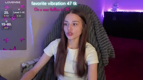 Snapshot of milyamess chatting on October 2025 07:03:02 PM Emily online show from October 2025 07:03:02 PM