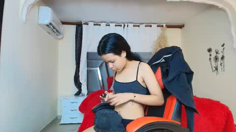 minilove_01 online show from October 2025 12:36:02 PM