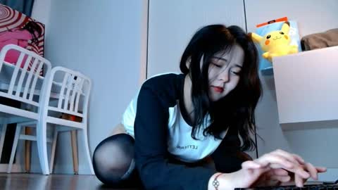 Minji online show from April 2026 01:24:01 PM