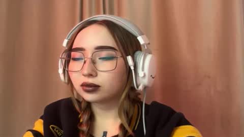 mira_light_ online show from October 2025 03:08:02 PM